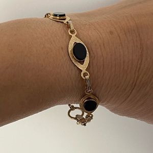Oval onyx and gold metal bracelet